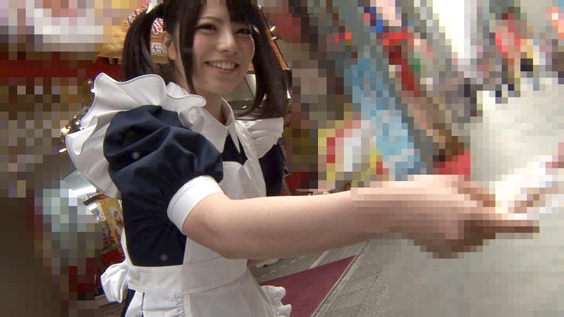 上原亜衣/メイド姿でチラシ配布中