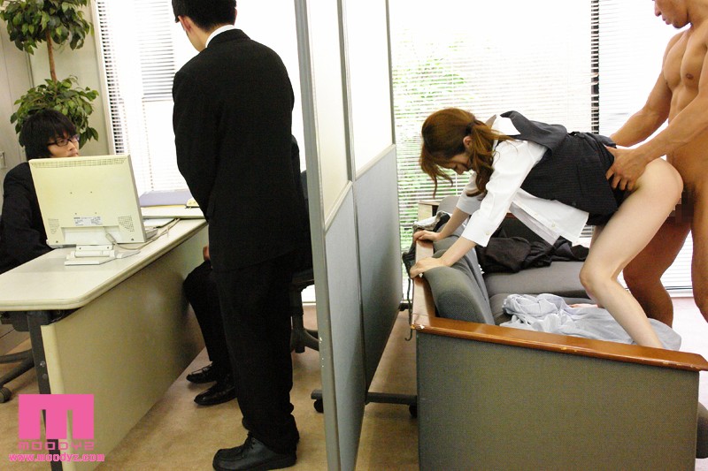 オフィスでの性行為を背景に業務中の社員がいる状況